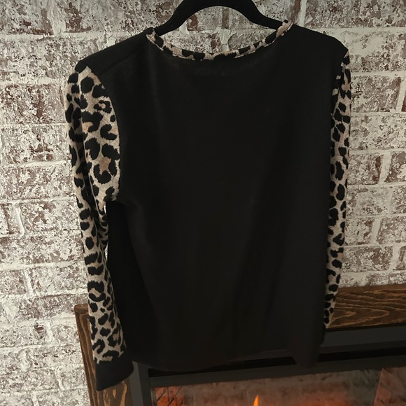 Black sweater with leopard sleeves - Picture 2 of 2
